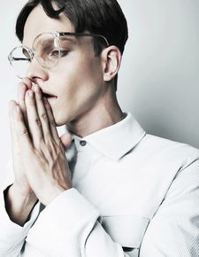 想看清有多少人暗恋你，你必须戴对这3款眼镜丨基本款眼镜